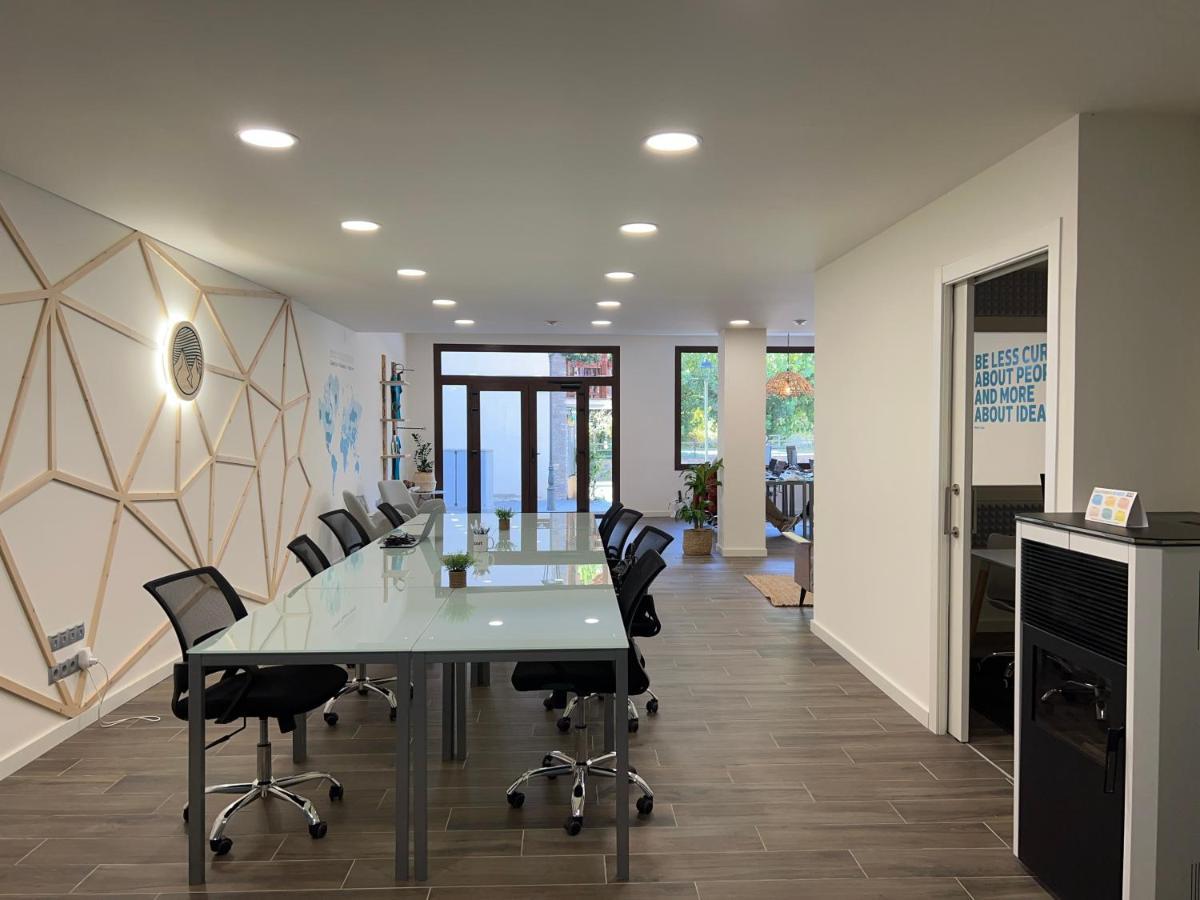 Espot Cowork & Apartments - L'Amfitriona Zewnętrze zdjęcie